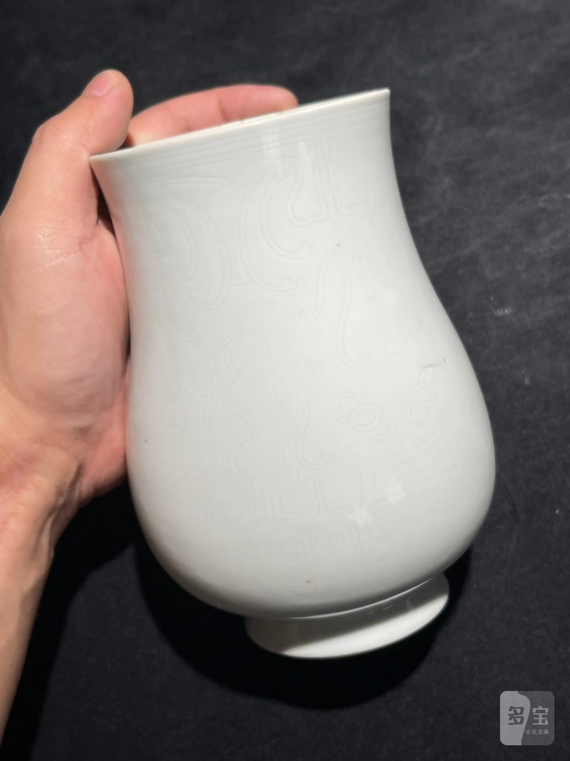 清康熙 白釉暗刻饕餮纹觯式尊 - 图3